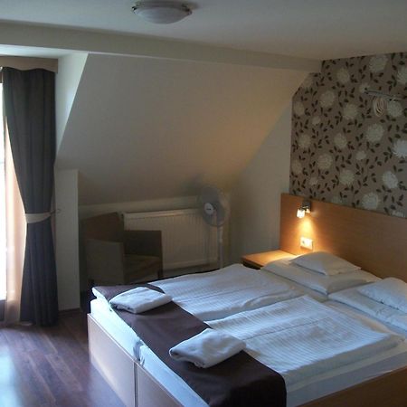 Hotel Viktoria Balatonalmadi Luaran gambar